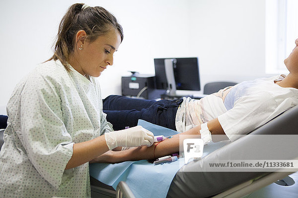 Reportage aus der pädiatrischen Notaufnahme eines Krankenhauses in Haute-Savoie  Frankreich. Eine Krankenschwester nimmt eine Blutprobe.
