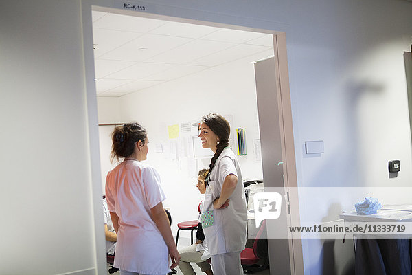 Reportage aus der pädiatrischen Notaufnahme eines Krankenhauses in Haute-Savoie  Frankreich. Ein Arzt und eine Krankenschwester.