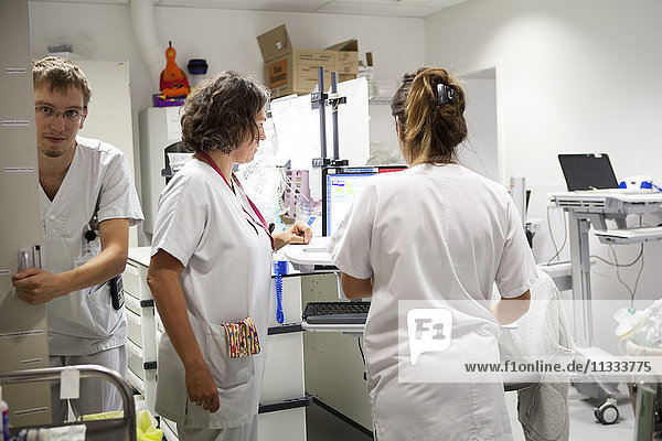 Reportage aus der pädiatrischen Notaufnahme eines Krankenhauses in Haute-Savoie  Frankreich. Krankenschwestern und eine Hilfsschwester.