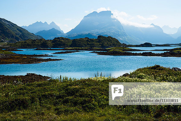 Europa  Norwegen  Lofoten  Insel Flakstadoya  malerische Aussicht auf Berge  Meer und Land