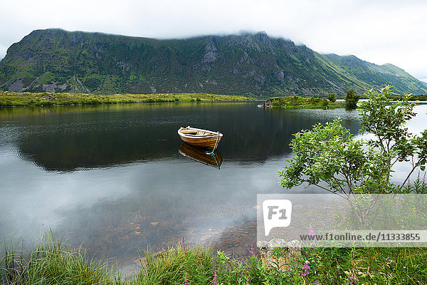 Europa  Norwegen  Lofoten  Digerneset-Gebiet  ein Boot auf einem stillen See