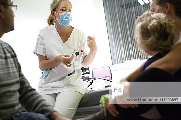 Reportage aus der pädiatrischen Notaufnahme eines Krankenhauses in Haute-Savoie  Frankreich. Ein Arzt spricht mit den Eltern eines jungen Patienten.