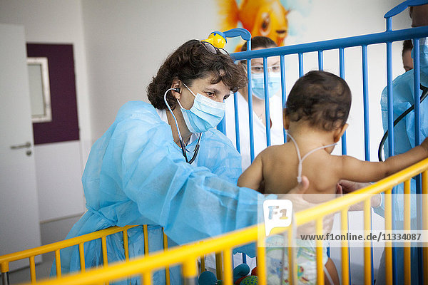 Reportage aus der pädiatrischen Abteilung eines Krankenhauses in Haute-Savoie  Frankreich. Ein Arzt untersucht ein Baby mit Atembeschwerden.