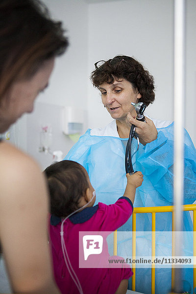 Reportage aus der pädiatrischen Abteilung eines Krankenhauses in Haute-Savoie  Frankreich. Ein Arzt untersucht ein Baby mit Atembeschwerden.