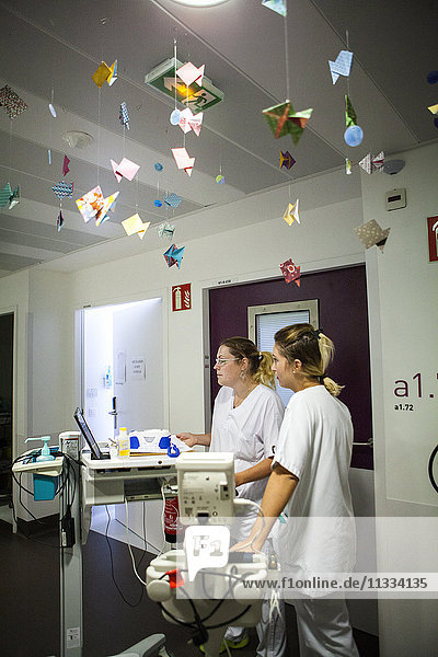 Reportage über die pädiatrische Abteilung eines Krankenhauses in Haute-Savoie  Frankreich. Krankenschwestern bei der Morgenvisite.