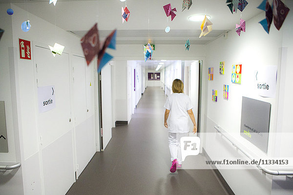 Reportage über die pädiatrische Abteilung eines Krankenhauses in Haute-Savoie  Frankreich. Eine Krankenschwester.