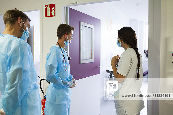 Reportage aus der pädiatrischen Abteilung eines Krankenhauses in Haute-Savoie  Frankreich. Ein Assistenzarzt spricht mit zwei Pysiotherapeuten.