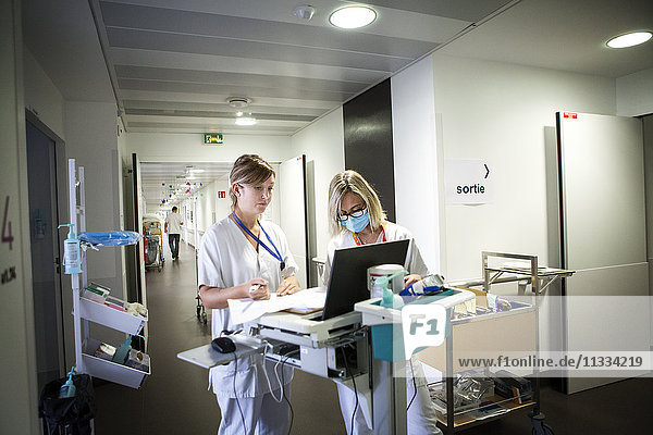 Reportage über die pädiatrische Abteilung eines Krankenhauses in Haute-Savoie  Frankreich. Zwei Krankenschwestern.