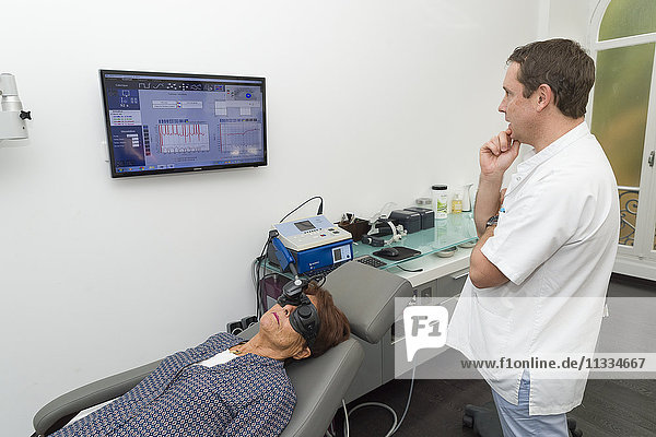 Reportage über einen HNO-Arzt in Nizza  Frankreich  der Patienten behandelt  die unter Schwindel leiden. Kalorische Tests  bei denen Luft in das Ohr geblasen wird. Die Luft ist heiß und kalt und erzeugt eine Reaktion im Innenohr durch eine Veränderung der Augenbewegung.
