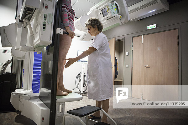 Reportage in einem Radiologiezentrum in Haute-Savoie  Frankreich. Ein Patient mit einer Knieprothese wird zur Kontrolle geröntgt.