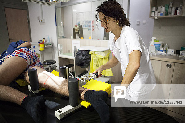 Reportage dans un centre de radiologie en Haute-Savoie. A technician carries out a dynamic x-ray of the knee following a ruptured ligament.