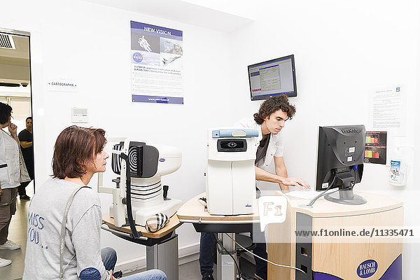 Reportage in der Klinik New Vision in Nizza  Frankreich. Diese Klinik ist eines der wichtigsten Zentren für refraktive Chirurgie in Frankreich und verfügt über modernste Technologie für alle Augenlaseroperationen. Vor der Operation erfolgt eine Diagnose durch einen Optometristen  der auf die Vermessung des Sehsystems (Refraktion) spezialisiert ist. Topographische Untersuchung der Hornhaut mit einem Orbscan.