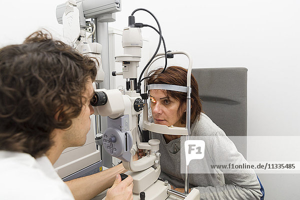 Reportage in der Klinik New Vision in Nizza  Frankreich. Diese Klinik ist eines der wichtigsten Zentren für refraktive Chirurgie in Frankreich und verfügt über modernste Technologie für alle Augenlaseroperationen. Vor der Operation erfolgt eine Diagnose durch einen Optometristen  der auf die Vermessung des Sehsystems (Refraktion) spezialisiert ist. Analyse der Hornhaut mit einer Spaltlampe.