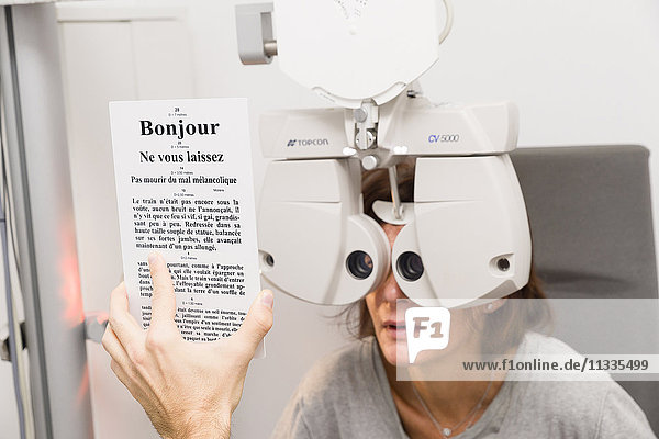 Reportage in der Klinik New Vision in Nizza  Frankreich. Diese Klinik ist eines der wichtigsten Zentren für refraktive Chirurgie in Frankreich und verfügt über modernste Technologie für alle Augenlaseroperationen. Diagnose vor der Operation durch einen Optometristen  der auf die Messung des Sehsystems (Refraktion) spezialisiert ist. Test der Kurzsichtigkeit.