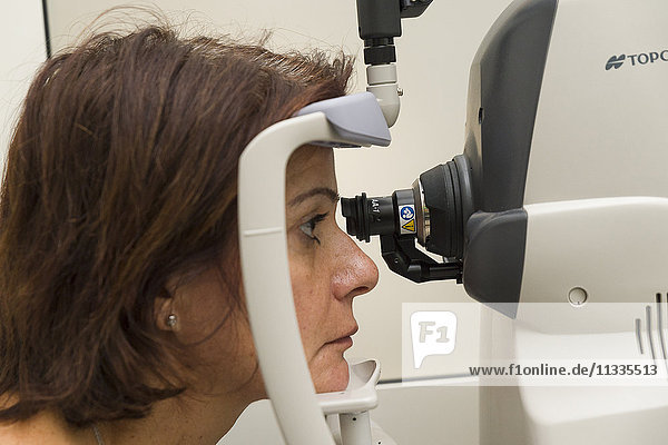 Reportage in der Klinik New Vision in Nizza  Frankreich. Diese Klinik ist eines der wichtigsten Zentren für refraktive Chirurgie in Frankreich und verfügt über modernste Technologie für alle Augenlaseroperationen. Vor der Operation erfolgt eine Diagnose durch einen Optometristen  der auf die Vermessung des Sehsystems (Refraktion) spezialisiert ist. Optische Kohärenztomographie (OCT).