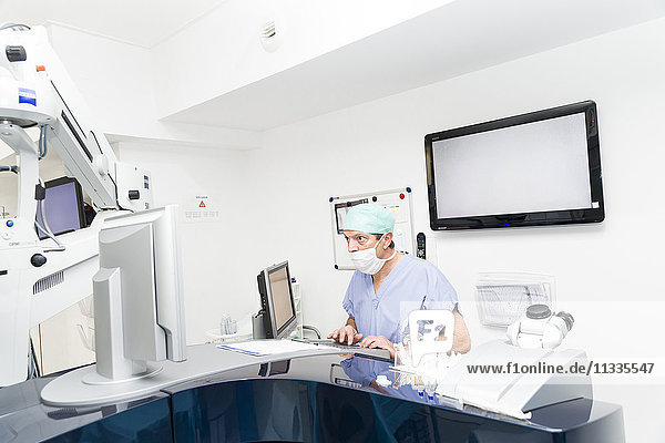 Reportage in der Klinik New Vision in Nizza  Frankreich. Diese Klinik ist eines der wichtigsten Zentren für refraktive Chirurgie in Frankreich und verfügt über modernste Technologie für alle Augenlaseroperationen. Der Leiter des Operationssaals programmiert die Laser.