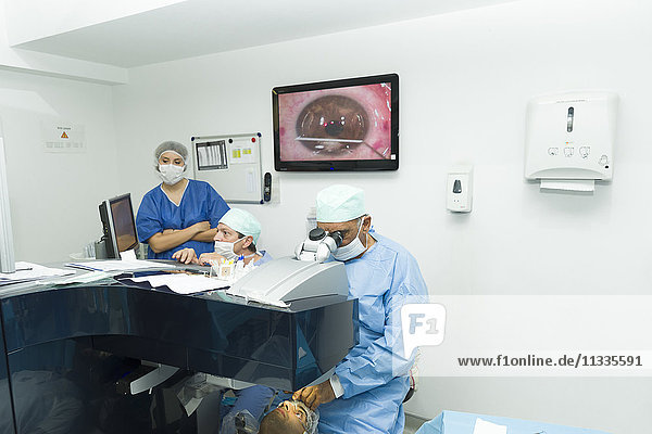 Reportage in der Klinik New Vision in Nizza  Frankreich. Diese Klinik ist eines der wichtigsten Zentren für refraktive Chirurgie in Frankreich und verfügt über die modernste Technologie für alle Augenlaseroperationen. Behandlung von Kurzsichtigkeit mit der Lasik-Technik. Der Femtosekundenlaser erzeugt eine Hornhautlamelle  die angehoben wird  so dass die tiefen Schichten der Hornhaut zugänglich sind. Diese Schichten werden dann durch die Wirkung des Excimer-Lasers (EX500 Alcon) neu modelliert. Sobald die Hornhaut neu modelliert ist  senkt der Chirurg den Flap ab und positioniert ihn wieder an seiner ursprünglichen Stelle.