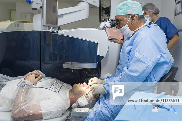 Reportage in der Klinik New Vision in Nizza  Frankreich. Diese Klinik ist eines der wichtigsten Zentren für refraktive Chirurgie in Frankreich und verfügt über modernste Technologie für alle Augenlaseroperationen. Behandlung von Kurzsichtigkeit mit der PRK-Technik (Photorefraktive Keratektomie). Die PRK wird mit dem Excimer-Laser durchgeführt. Sie besteht darin  die Hornhaut neu zu modellieren  indem der Laser direkt auf die Oberfläche des Auges aufgebracht wird  nachdem die oberste Schicht der Hornhaut (Epithel) entfernt wurde. Das Epithel wird mit einer mechanischen Bürste oder mit einer kontrollierten 30-prozentigen Alkohollösung abgetragen.
