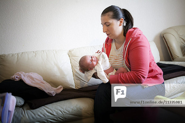 Reportage über eine unabhängige Hebamme bei Hausbesuchen nach der Geburt.