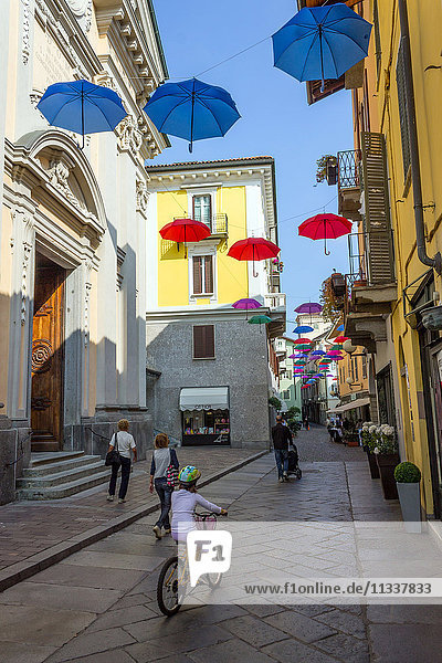 Italien  Piemont  Biella  aufgehängter Regenschirm in der Stadt