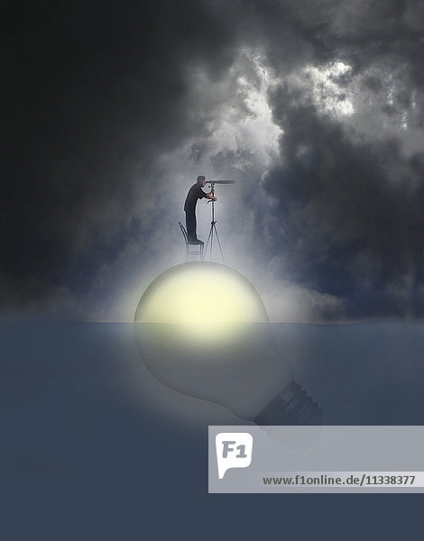 Mann steht auf einer Glühbirne im Wasser und schaut durch ein Fernrohr
