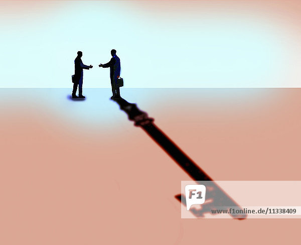 Manns schüttelt die Hand eines Geschäftsmannes mit Schlüssel-Schatten