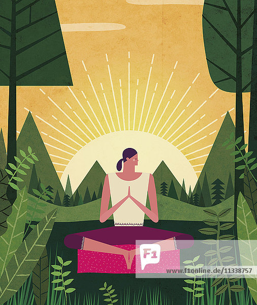 Frau meditiert in üppiger Waldlandschaft bei Sonnenuntergang