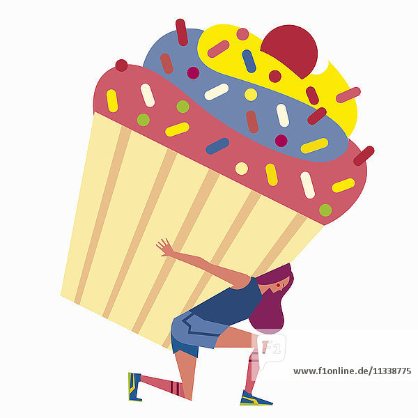 Frau in Sportkleidung versucht riesigen Cupcake zu tragen