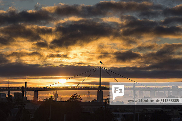 Brücke und Skyline vor bewölktem Himmel bei Sonnenuntergang,  Melbourne,  Victoria,  Australien