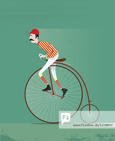Altmodischer Radfahrer auf einem Hochrad