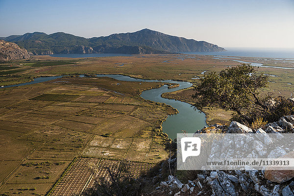 Blick auf den Dalyan-Fluss von den antiken Ruinen von Kaunos  Dalyan  Provinz Mugla  Anatolien  Türkei  Kleinasien  Eurasien