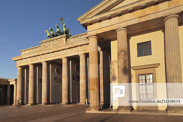 Brandenburger Tor bei Sonnenaufgang  Quadriga  Berlin Mitte  Berlin  Deutschland  Europa