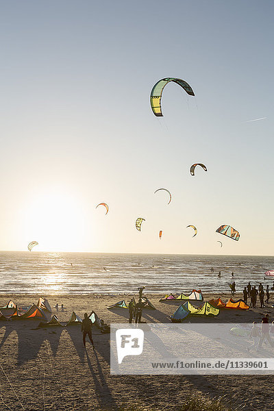 Kiteboarder am Strand gegen den Himmel an sonnigen Tagen