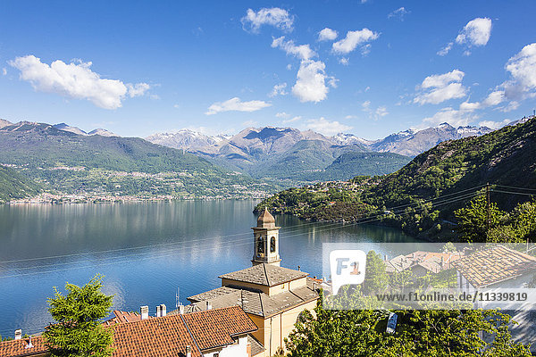 Blick auf den Glockenturm und das Dorf Dorio  Comer See  Provinz Lecco  Italienische Seen  Lombardei  Italien  Europa