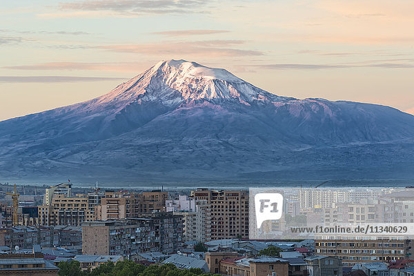 Berg Ararat und Eriwan von der Kaskade aus gesehen bei Sonnenaufgang  Eriwan  Armenien  Zentralasien  Asien