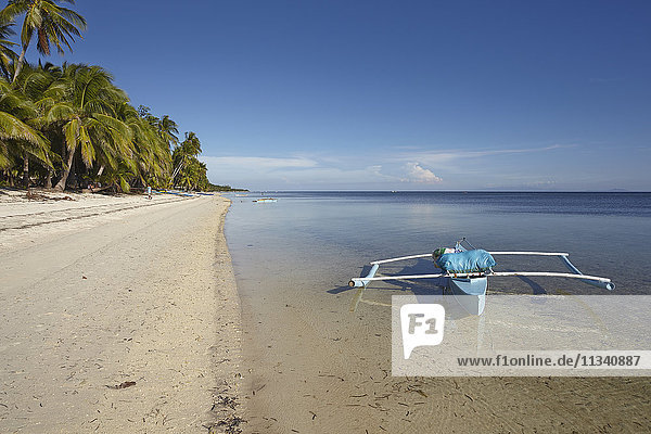 Der Strand von San Juan an der Südwestküste von Siquijor  Philippinen  Südostasien  Asien