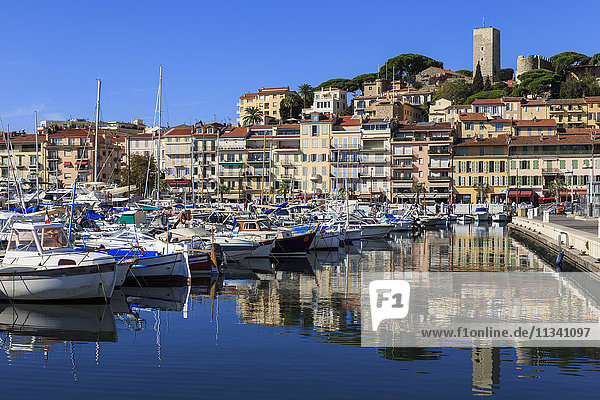 Spiegelungen von Booten und Le Suquet  Alter Hafen  Cannes  Côte d'Azur  Alpes Maritimes  Provence  Frankreich  Mittelmeer  Europa
