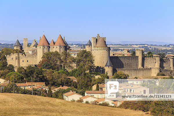 La Cite  historische Festungsstadt  von einem erhöhten Aussichtspunkt  Carcassonne  UNESCO-Weltkulturerbe  Languedoc-Roussillon  Frankreich  Europa