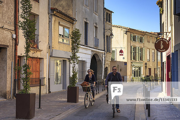 Radfahrer in einer engen Straße der Ville Basse  Carcassonne  Languedoc-Roussillon  Frankreich  Europa