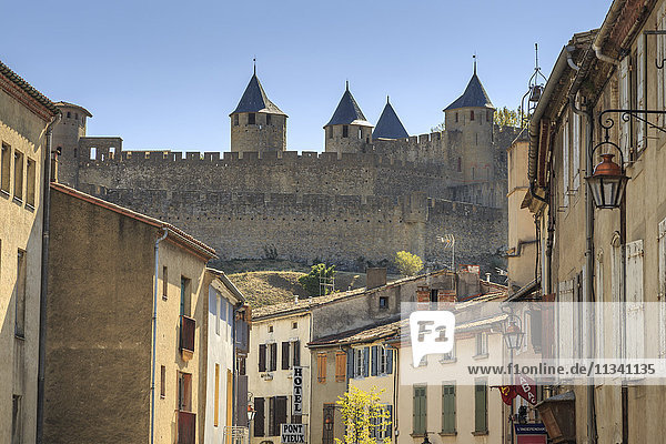Ville Basse  mit Blick auf die historischen Stadtmauern  Carcassonne  UNESCO-Weltkulturerbe  Languedoc-Roussillon  Frankreich  Europa