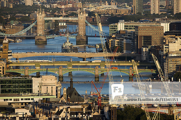 Ein Blick auf die Themse und die Tower Bridge von der Spitze des Centre Point Tower  London  England  Vereinigtes Königreich  Europa
