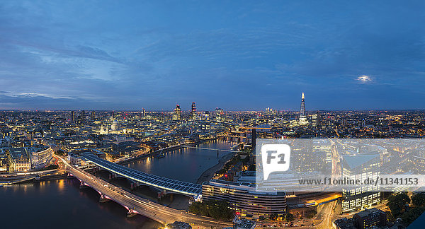 Nächtlicher Panoramablick auf London und die Themse von der Spitze des Southbank Tower mit The Shard und St. Paul's Cathedral  London  England  Vereinigtes Königreich  Europa