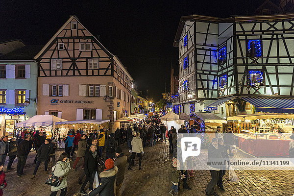 Touristen und Weihnachtsmärkte in der alten mittelalterlichen Stadt Riquewihr  Departement Haut-Rhin  Elsass  Frankreich  Europa