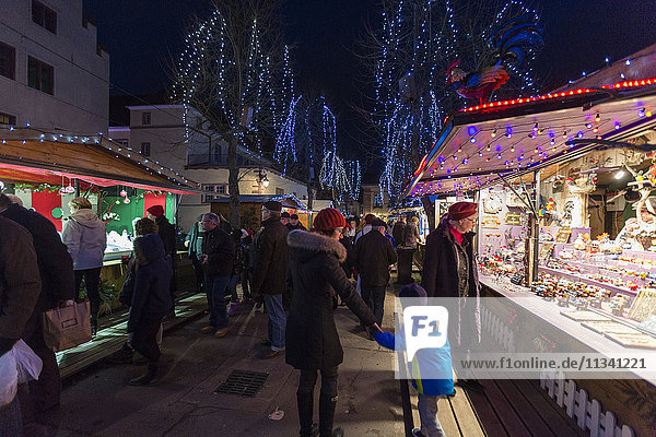 Touristen und Weihnachtsmärkte in der alten mittelalterlichen Stadt Riquewihr  Departement Haut-Rhin  Elsass  Frankreich  Europa