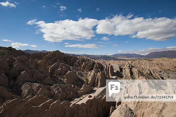 Ein Auto fährt durch die atemberaubenden Felsformationen der Quebrada de las Flechas  Argentinien  Südamerika