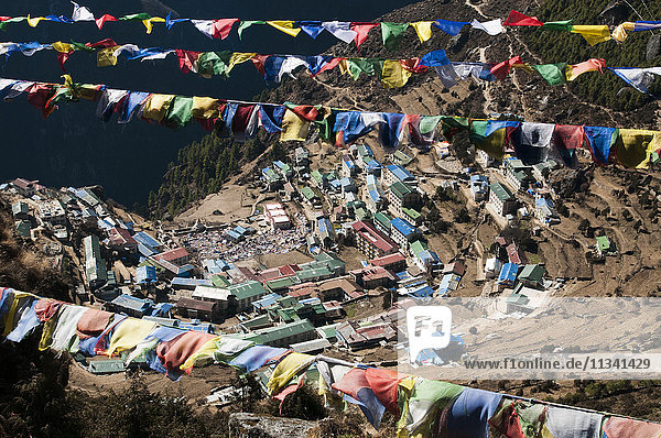 Buddhistische Gebetsfahnen umrahmen Namche Bazaar in der Khumbu-Region  Nepal  Himalaya  Asien
