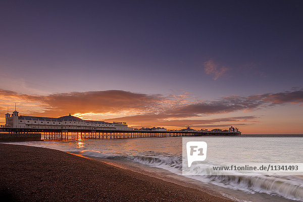 Brighton Pier und Strand bei Sonnenaufgang  Brighton  East Sussex  Sussex  England  Vereinigtes Königreich  Europa