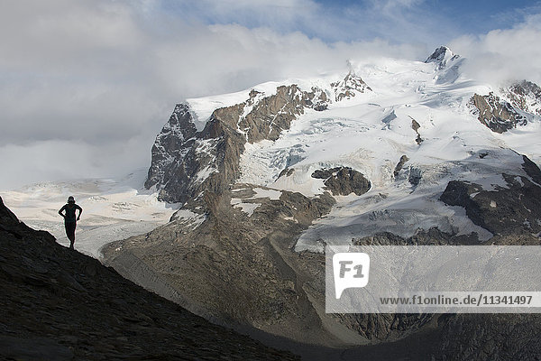 Laufen in den Schweizer Alpen bei Zermatt mit Blick auf den Monte Rosa  Zermatt  Wallis  Schweiz  Europa