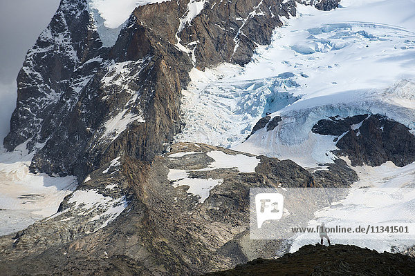 Trekking in den Schweizer Alpen bei Zermatt mit Blick auf den Monte Rosa  Zermatt  Wallis  Schweiz  Europa