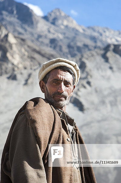 Ein Mann  fotografiert in der Nähe von Skardu  Gilgit-Baltistan  Pakistan  Asien
